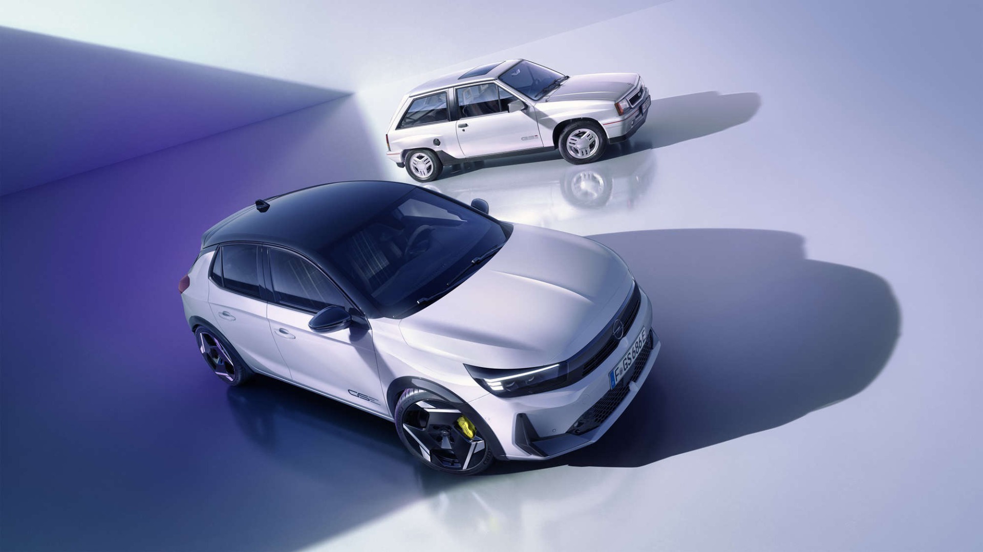 Opel Corsa GSE, вигляд спереду з правого боку на фоні предка моделі