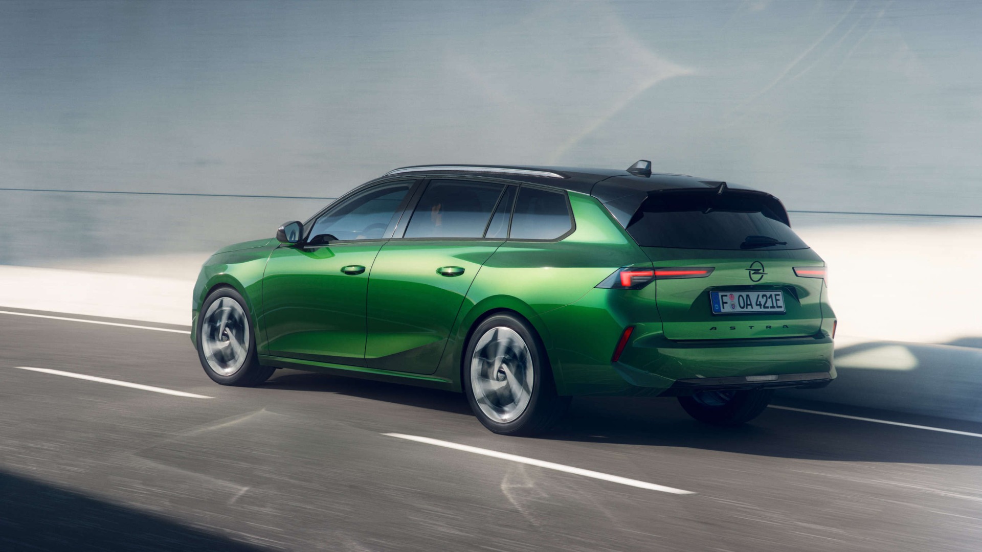 Новий Opel Astra Sports Tourer, вигляд ззаду з лівого боку